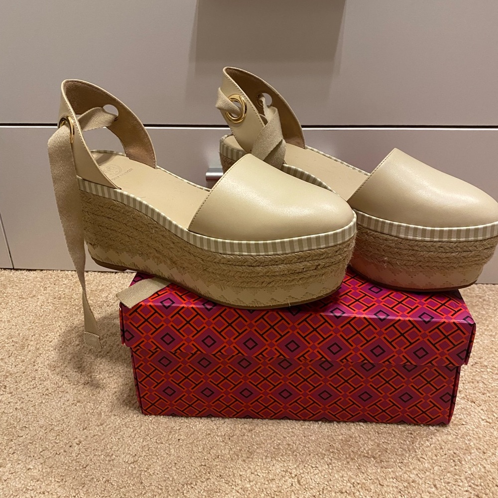 Tory Burch
Tory Burch Beige Leather Dandy Ankle Wrap Espadrille Wedge Sandals S